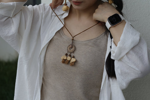 "The Sunset Weaver" - Collar de mandala tejido en bronce con semillas naturales y borlas marrones - Yunicrafts