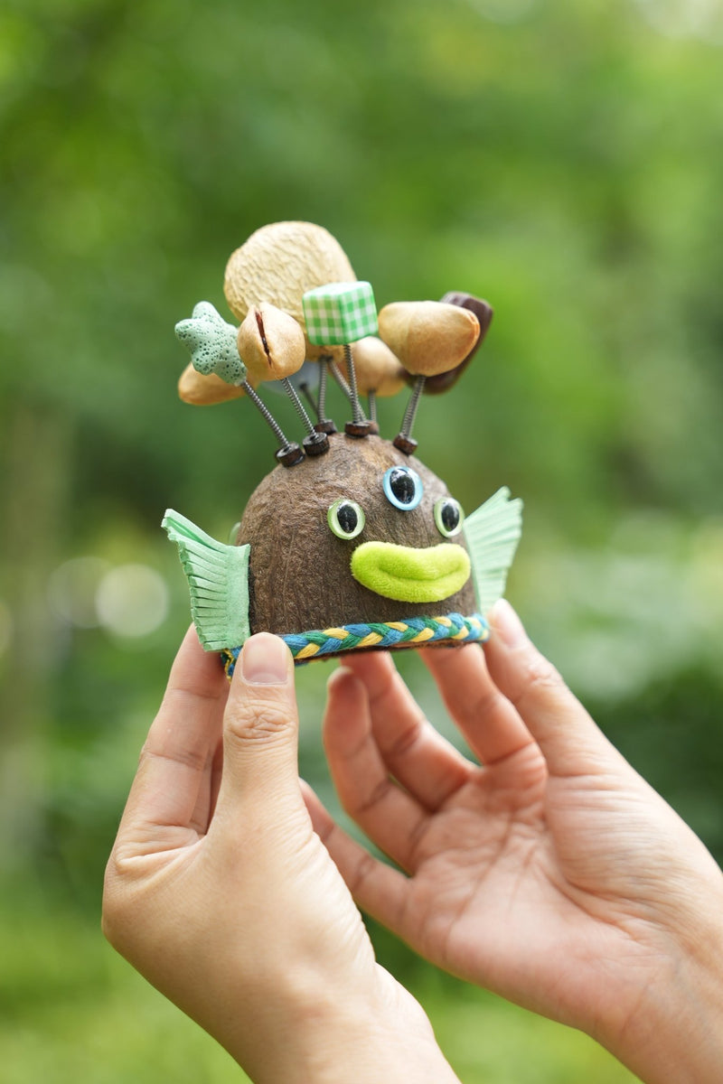 "El pez galáctico de tres ojos" - Muñeco monstruo de cáscara de nuez mutada con aletas y estrella - Yunicrafts