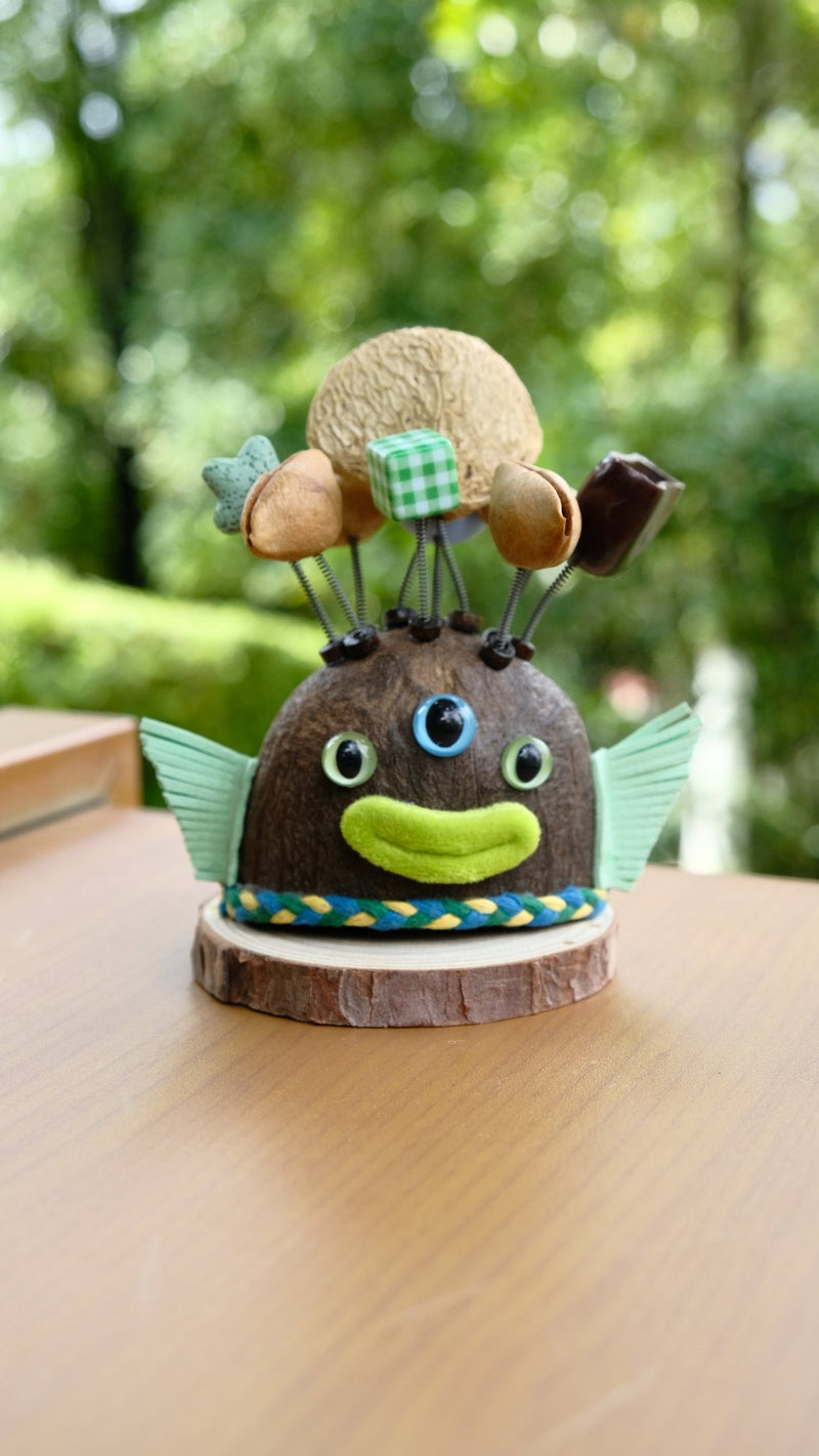 "El pez galáctico de tres ojos" - Muñeco monstruo de cáscara de nuez mutada con aletas y estrella - Yunicrafts