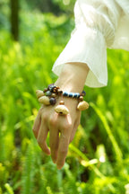 "The Tribal Vine" - Brazalete de rama natural envuelto a mano con dijes de semillas - Yunicrafts
