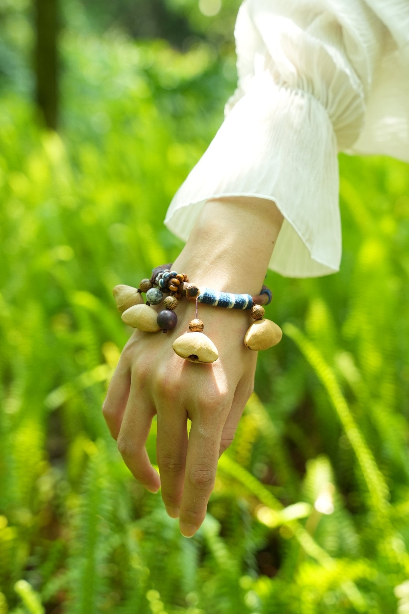 "The Tribal Vine" - Brazalete de rama natural envuelto a mano con dijes de semillas - Yunicrafts