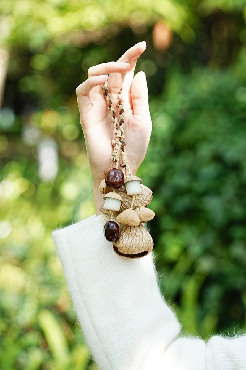 "The White Acorn Harvest" - Amuleto de bolsa entrançada à mão com Bodhi branco e sementes naturais - __Yunicrafts__