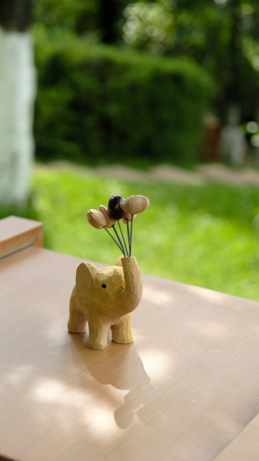 "The Dreamy Elephant" - Suporte para telemóvel em madeira e enfeite para carro com balão de sementes - __Yunicrafts__