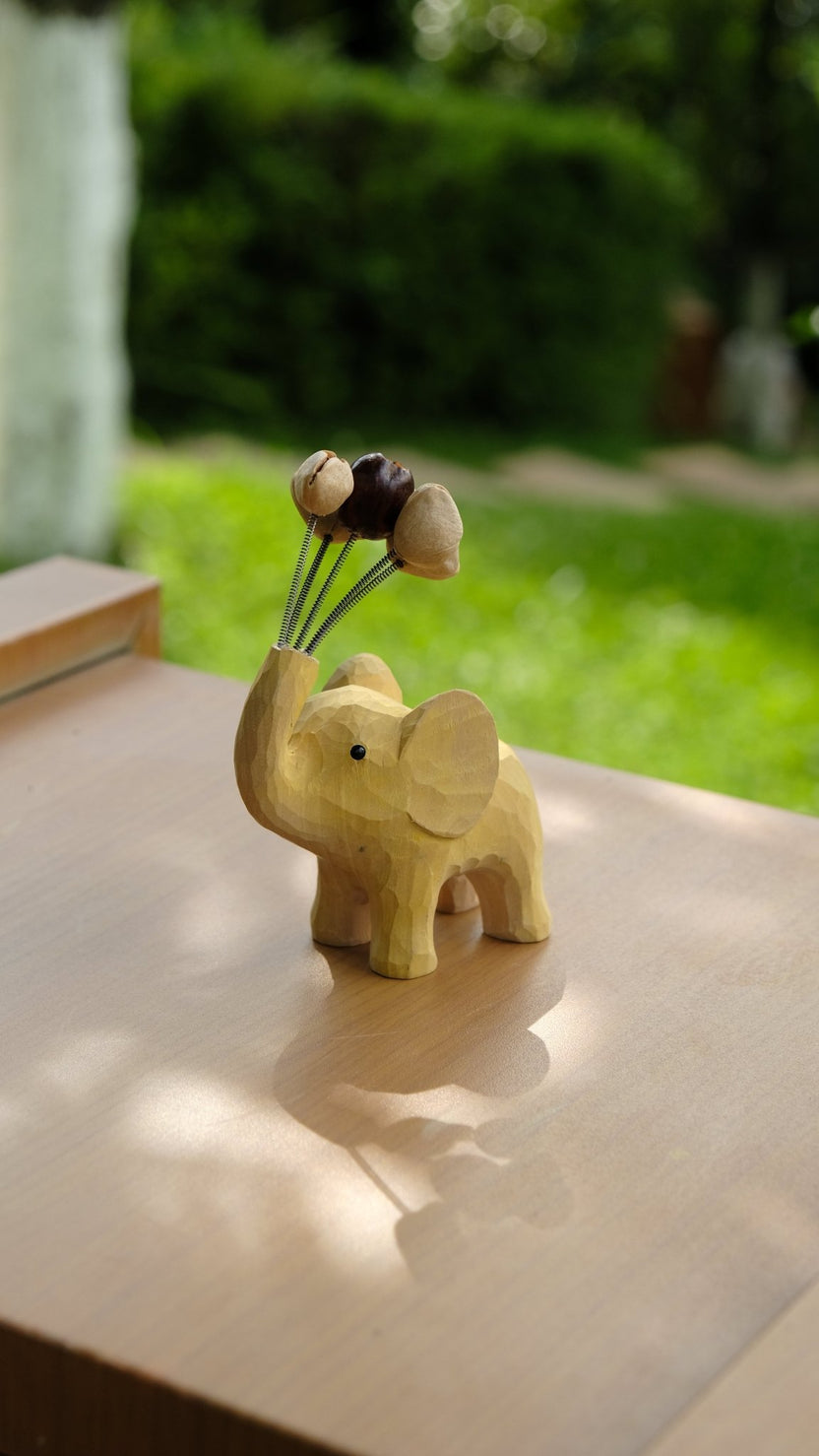 "The Dreamy Elephant" - Suporte para telemóvel em madeira e enfeite para carro com balão de sementes - __Yunicrafts__