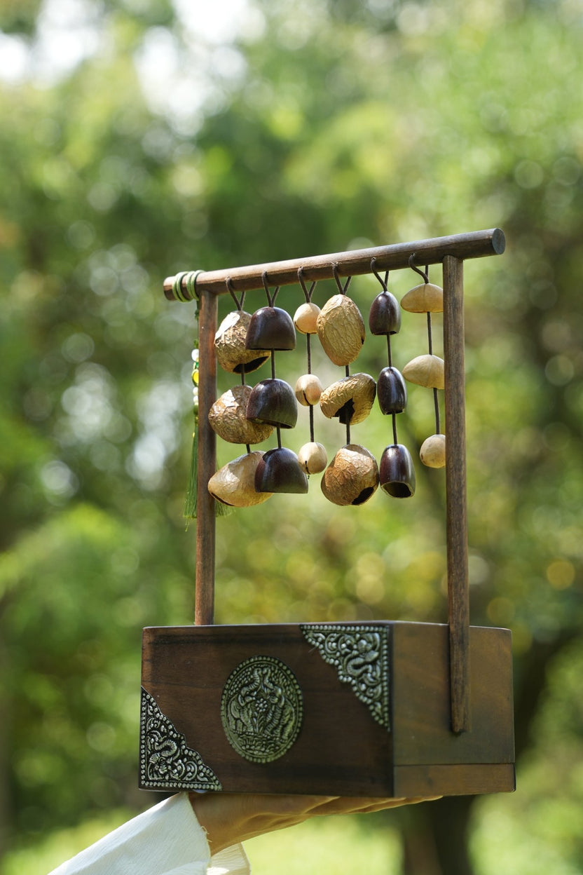 "The Zen Sanctuary" - Caixa de lenços vintage em madeira com carrilhão de vento de sementes e relevo prateado - __Yunicrafts__